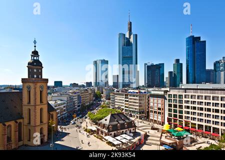 FRANCOFORTE, GERMANIA - 21 AGOSTO: Vista sullo skyline di Francoforte con Hauptwache, Katharinenkirrche e grattacielo mezzogiorno il 21,2010 agosto Francoforte, tedesco Foto Stock