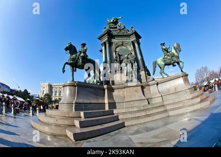 VIENNA - 9 MARZO: Monumento a Maria-Theresien-Denkmal - Maria Theresia, a Vienna, Austria il 9 marzo 2011. Il monumento fu costruito da Kaspar von Zumbusc Foto Stock