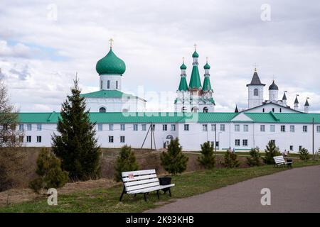 Villaggio di Staraya Sloboda, regione di Leningrade, Russia - 9 maggio 2022 Trinità parte del monastero Alexander-Svirsky. Foto Stock