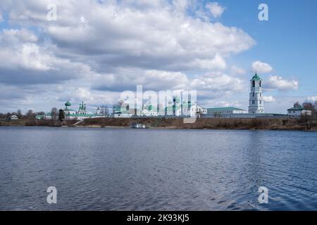 Vista sul lago di Roshchinsky e sul monastero Trinity Alexander-Svirsky. Villaggio Staraya Sloboda, regione di Leningrad, Russia Foto Stock