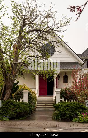 La porta rossa della Chiesa episcopale di Emmanuel a Eastsound, Orcas Island, Washington, USA. Foto Stock