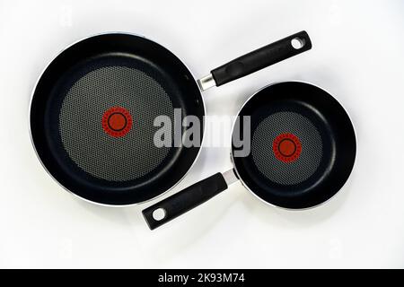 pentole in teflon, teflon nero su fondo bianco, manici in plastica, messico Foto Stock