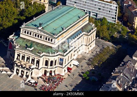 Francoforte, Germania - 1,2011 ottobre: Antenna del famoso Teatro dell'Opera di Francoforte, l'Alte Oper di Francoforte, germania. L'alte oper fu ricostruito nel 198 Foto Stock