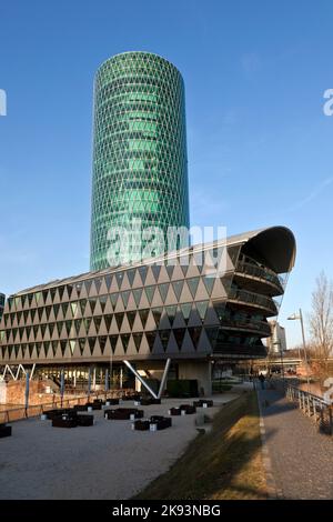 FRANCOFORTE, GERMANIA - 21 LUGLIO: Westhafen torre nella zona del porto al 21 luglio 2009. La West Harbor Tower vinse la famosa Martin-Elsaesser-Plate nel 2004 Foto Stock