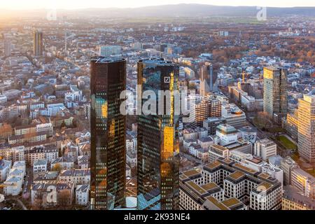 FRANCOFORTE, GERMANIA - 25 MARZO: Skyline con le torri gemelle alte 155 metri Deutsche Bank i e II il 25 marzo 2012 a Francoforte. Foto Stock