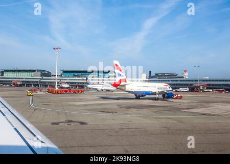 AMBURGO, GERMANIA - 26 MARZO: Aereo al cancello del Terminal 2 il 26,2011 marzo ad Amburgo, Germania. Il terminal 2 è stato completato nel 1993 e ospita Luft Foto Stock