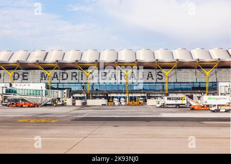 MADRID, SPAGNA - 1 APRILE: Parco degli aeromobili al Terminal 4 dell'aeroporto di Barajay il 1 2012 aprile a Madrid, Spagna. Nel 2010, più di 49,8 milioni di passeggeri utilizzano Foto Stock