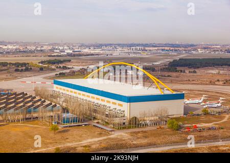 MADRID, SPAGNA - 1 APRILE: Parco di aeromobili presso la sala di manutenzione dell'aeroporto di Barajay il 1 2012 aprile a Madrid, Spagna. Nel 2010 oltre 50 milioni di passeggeri u Foto Stock