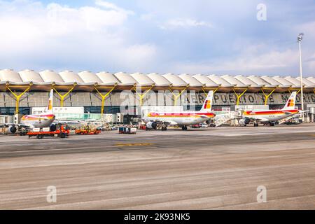 MADRID, SPAGNA - 1 APRILE: Parco degli aeromobili al Terminal 4 dell'aeroporto di Barajay il 1 2012 aprile a Madrid, Spagna. Nel 2010, più di 49,8 milioni di passeggeri utilizzano Foto Stock