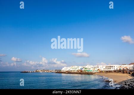 PLAYA BLANCA, SPAGNA - 3 APRILE: Vista di mattina presto alla passeggiata il 03,2012 aprile a Playa Blanca, Spagna. Nel 2010 vivevano circa 10 mila persone Foto Stock