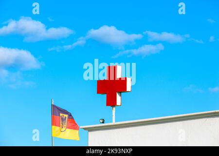 PLAYA BLANCA, SPAGNA - Apr 14: La croce rossa sul tetto simboleggia l'aiuto medico a Playa Blanca, Spagna il 14,2012 aprile. L'istituzione della Croce Rossa era Foto Stock