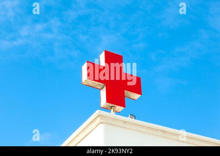 PLAYA BLANCA, SPAGNA - Apr 14: La croce rossa sul tetto simboleggia l'aiuto medico a Playa Blanca, Spagna il 14,2012 aprile. L'istituzione della Croce Rossa era Foto Stock