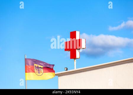 PLAYA BLANCA, SPAGNA - Apr 14: La croce rossa sul tetto simboleggia l'aiuto medico a Playa Blanca, Spagna il 14,2012 aprile. L'istituzione della Croce Rossa era Foto Stock