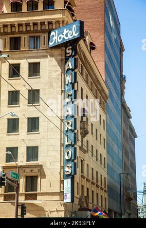 PHOENIX, USA - GIUGNO 14: Lettera al neon sulla facciata del famoso hotel SAN CARLOS il 14,2012 Giugno a Phoenix, Arizona. Fu inaugurato nel 1927. Io Foto Stock