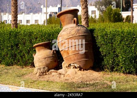 vaso di creta rotto giace sulla sabbia Foto Stock