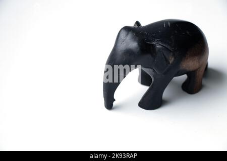 figurina di elefante di pietra fatta a mano su un bianco isolato Foto Stock