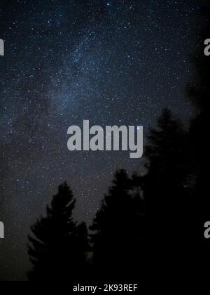 Cielo notturno pieno di stelle a Laurentides, Quebec Canada Foto Stock