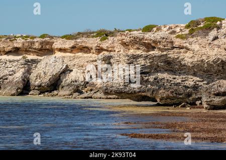 Erosione della scogliera a Turtle Bay, East Wallabi, Houtman Abrolhos Islands, WA, Australia Foto Stock