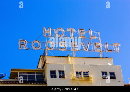 HOLLYWOOD, USA - GIUGNO 26: Facciata del famoso storico Roosevelt Hotel il 26,2012 Giugno a Hollywood, USA. Ha aperto per la prima volta il 15 maggio 1927. Ora è mana Foto Stock