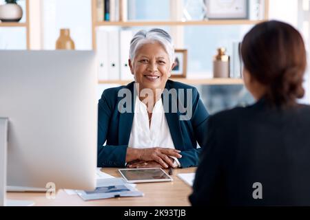 Nel corso degli anni Ive ha portato il mio team a molti successi. Ritratto di una donna d'affari matura che ha un incontro con un collega in un ufficio. Foto Stock