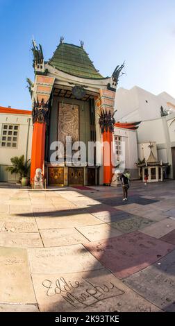 LOS ANGELES - 26 GIUGNO: Grauman's Chinese Theatre il 26 giugno 2012 a Los Angeles, California. Ci sono quasi 200 impronte di celebrità hollywoodiane, impronte Foto Stock