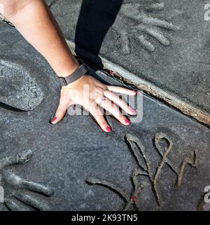 LOS ANGELES - 26 GIUGNO: Fan mette mano nelle impronte delle stelle della saga al crepuscolo il 26,2012 giugno a Los Angeles. Ci sono quasi 200 impronte di celebrità io Foto Stock