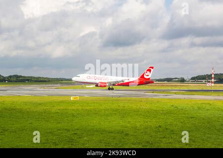 Amburgo, Germania - 5 agosto 2012: Un Air Berlin Airbus A319 atterra ad Amburgo, Germania. Air Berlin è la seconda compagnia aerea tedesca con 35,3 milli Foto Stock