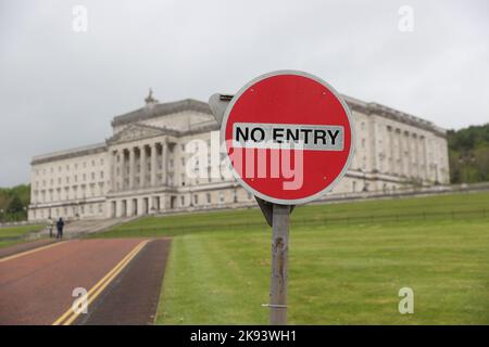 Foto del file datata 09/05/22 di un cartello No Entry presso gli edifici del Parlamento a Stormont, Belfast, dato che le imprese dell'Irlanda del Nord stanno affrontando un 'punto critico' e richiedono l'aiuto di un esecutivo Stormont funzionante, i leader di un'industria hanno avvertito. Foto Stock