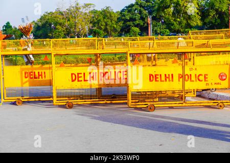 NEW DELHI - 16 ottobre: Barrieres traffico al cancello india pronto per l'uso rapido da parte della polizia di delhi il 16 ottobre 2012 a Delhi, India. Foto Stock