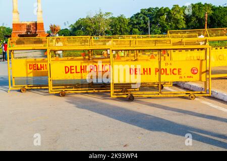 NEW DELHI - 16 ottobre: Barrieres traffico al cancello india pronto per l'uso rapido da parte della polizia di delhi il 16 ottobre 2012 a Delhi, India. Foto Stock