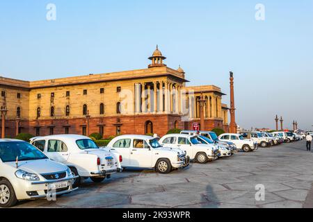 DELHI, INDIA - 16 OTTOBRE: Automobili ufficiali dell'ambasciatore Hindustan parcheggiate fuori del blocco nord, edificio del segretariato, il 16 ottobre 2012 a Delhi, India. T Foto Stock