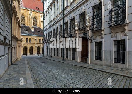 Stretta strada acciottolata tra edifici storici nella città vecchia di Vienna, Austria. Foto Stock