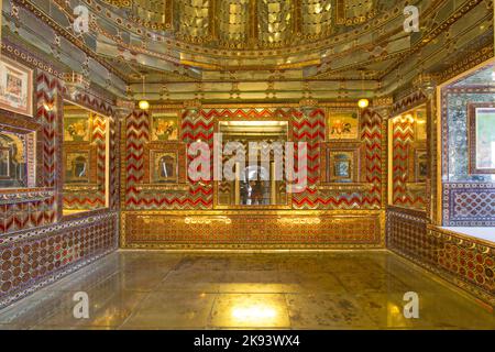 UDAIPUR, INDIA - 21 ottobre 2012: All'interno del palazzo della città a Udaipur, India. La fondazione del forte fu posta nel 1559 da Udai Singh. Il palazzo appartiene Foto Stock