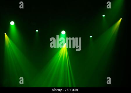 Luce verde del palco da faretti su sfondo scuro. Foto Stock