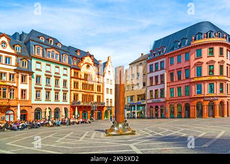 MAINZ, GERMANIA - 14 APRILE: Bella piazza del mercato il 14 aprile 2013 a Mainz, Germania. Nel mezzo è il famoso 1000 anni HHeunensaeule fatto o Foto Stock