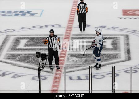 Los Angeles, California, Stati Uniti. 25th Ott 2022. NIKITA KUCHEROV del Tampa Bay Lightning della NHL è scortato alla scatola di penalità durante una partita contro i Los Angeles Kings alla Crypto.com Arena di Los Angeles, California il 25 ottobre 2022 (Credit Image: © Alex Cave/ZUMA Press Wire) Foto Stock