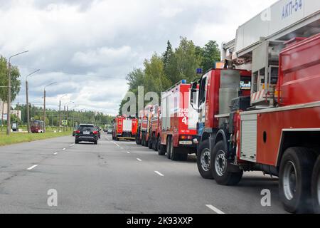 Bielorussia, Novopolotsk - 01 agosto 2022: Vigili del fuoco in fila sulla strada Foto Stock