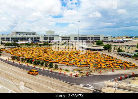 MIAMI, USA - 7 AGOSTO: Aeroporto internazionale di Miami il 7 agosto 2013 a Miami, USA. Molti taxi aspettano i passeggeri. Hanno bisogno di una licenza speciale per il ser Foto Stock