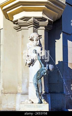 MONACO di Baviera, GERMANIA - DEC 27, 2013: Famosa fontana Brunnenbuberl a Monaco di Baviera, Germania., Mathias Gasteiger creò quella scultura nel 1895. Foto Stock