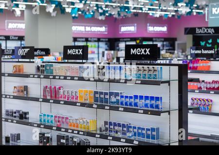 Grodno, Bielorussia - 06 aprile 2022: Scaffali con fragranza MEXX nel negozio Kravt del complesso commerciale e di intrattenimento Triniti. Foto Stock