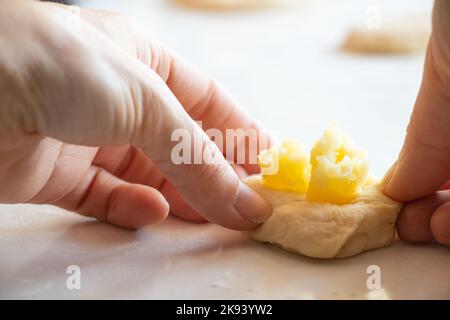 il processo di preparazione di torte con patate a casa in cucina su un tavolo bianco, abitudini fatte in casa con patate Foto Stock