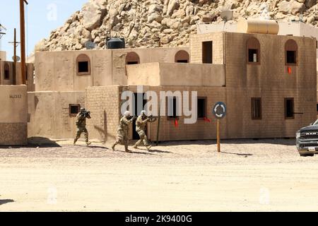 Fort Irwin, California, Stati Uniti. 2nd Set, 2022. US Army Soldier dal 11th Armored Cavalry Regiment uscita un edificio che hanno ripulito durante una dimostrazione di capacità militari 3 settembre 2022, a Razish, National Training Center a Fort Irwin, Calif. US Army Soldiers dal 11th Armored Cavalry Regiment ha dimostrato operazioni di combattimento tra cui React to contact, Operazioni militari in territorio urbano (MOUT,) e cure mediche e capacità di evacuazione per i membri in visita del pubblico durante un tour del Centro Nazionale di formazione. (Credit Image: © US Army/ZUMA Press Wire Service/ZUMAP Foto Stock