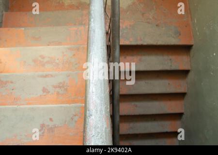 Ingresso di un vecchio edificio residenziale in Ucraina Foto Stock