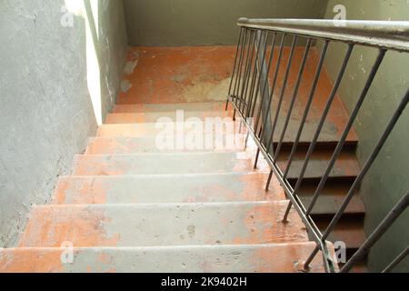 Ingresso di un vecchio edificio residenziale in Ucraina Foto Stock