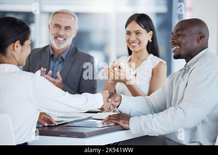 Handshake, B2B e benvenuto con il team clapping, incontro e sorriso per affari, collaborazione e lavoro di squadra in un ufficio. Grazie, collaborazione e lavoro Foto Stock