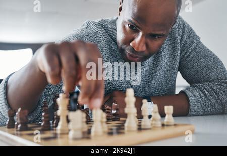 Sempre un passo avanti al gioco. Un uomo d'affari maturo che gioca a scacchi nel suo ufficio. Foto Stock