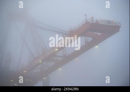 Amburgo, Germania. 26th Ott 2022. Una gru a portale per container sul terminale del container Tollerort è in nebbia fitta. Il gabinetto tedesco ha concordato un compromesso nella controversia sulla partecipazione cinese a un terminal per container nel porto di Amburgo. Credit: Jonas Walzberg/dpa/Alamy Live News Foto Stock