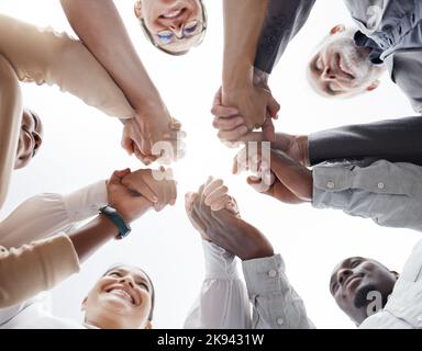 Mani, lavoro di squadra e motivazione con un team aziendale in un huddle o cerchio insieme dal basso. Collaborazione, successo e comunità con un uomo e. Foto Stock