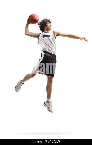 Ripresa a tutta lunghezza di un giocatore di basket in aria in una posa di una duna sbattuta isolata su sfondo bianco Foto Stock
