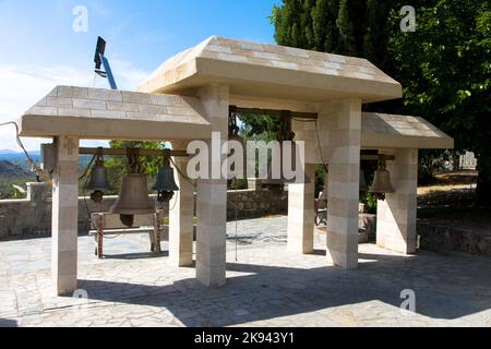 Le campane del Bronce sono appese di fronte al monastero di Moni Thari. Il monastero è uno dei più importanti monumenti religiosi dell'isola di Rodi. Foto Stock